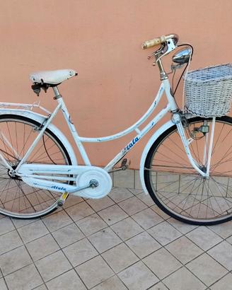 Bicicletta da 26 bianca con cesto meccanica perfet