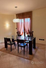 Tavolo con 4 sedie in pelle