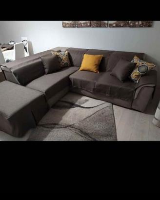 Divano Tortora con Penisola: Comfort e Design al T