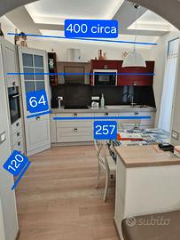 Cucina con ante in legno massello