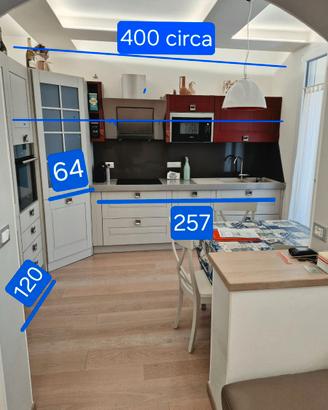 Cucina con ante in legno massello