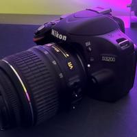 Nikon D3200 con obiettivo