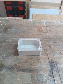 Scatola di derivazione con coperchio trasparente 