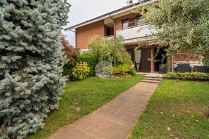 VILLA A SCHIERA A ALPIGNANO