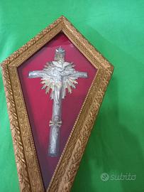 Antico crocifisso di argento laminato in oro