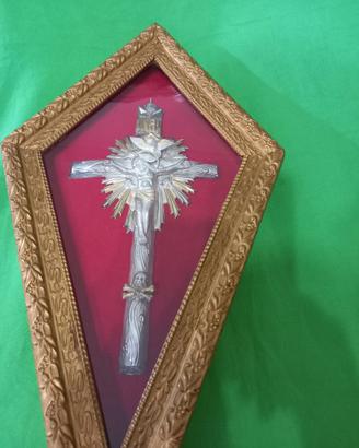 Antico crocifisso di argento laminato in oro