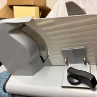 un'affettatrice marca Kennex.