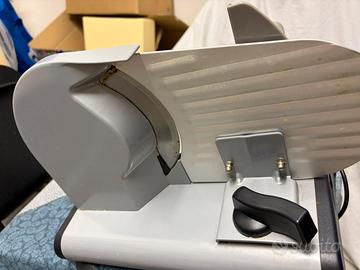 un'affettatrice marca Kennex.