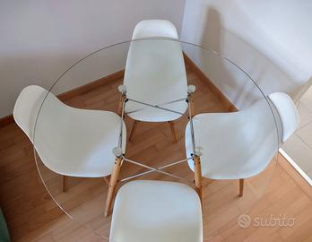 Tavolo moderno in vetro e legno con sedie