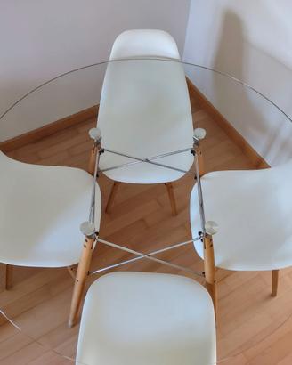Tavolo moderno in vetro e legno con sedie
