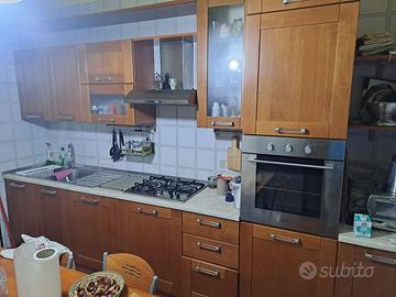 Cucina in legno con tavolo e sedie