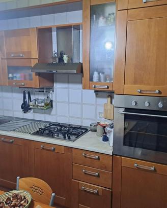 Cucina in legno con tavolo e sedie