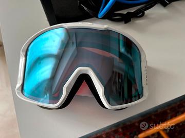 Scii e snowboard casco mascherina Oakley bianchi