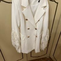 Giacca bianca con pizzo e gale