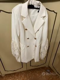 Giacca bianca con pizzo e gale