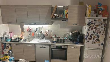 Cucina lineare completa di elettrodomestici