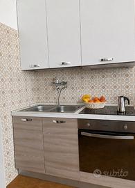 Cucina con elettrodomestici