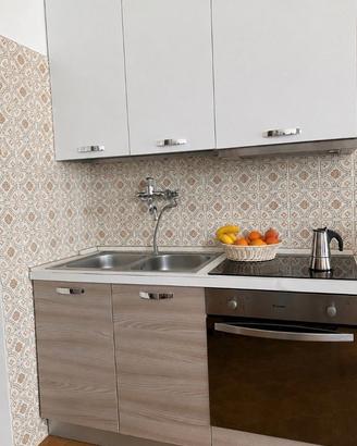 Cucina con elettrodomestici