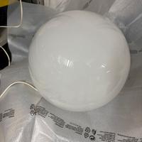 Lampada da tavolo con sfera in vetro