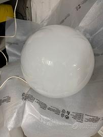 Lampada da tavolo con sfera in vetro