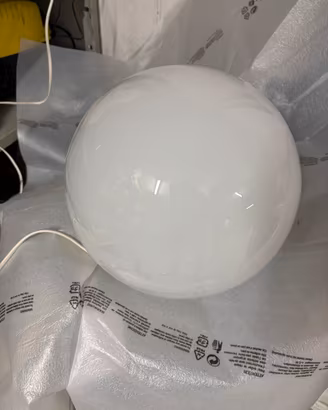 Lampada da tavolo con sfera in vetro
