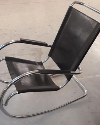 Sedia a dondolo stile Bauhaus