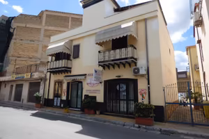 Ampia palazzina indipendente P/38