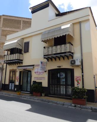 Ampia palazzina indipendente P/38