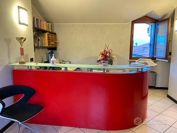 Bancone Reception moderno curvo rosso