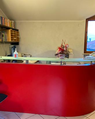 Bancone Reception moderno curvo rosso
