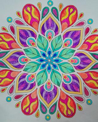 mandala colorato a mano 