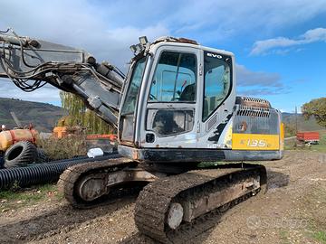 Escavatore newholland e135