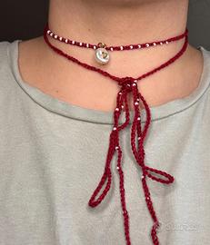 Collana choker rossa con charm cuore uncinetto