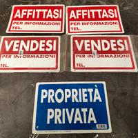 Cartelli per vendit , affitt e proprietà privata.