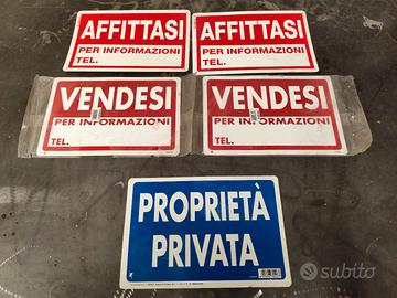 Cartelli per vendit , affitt e proprietà privata.
