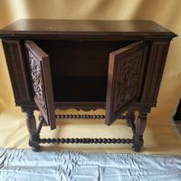 mobiletto in legno intarsiato.