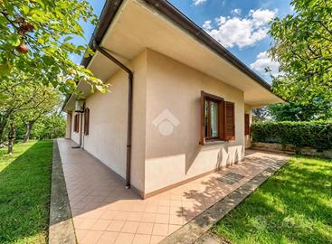 VILLA A SCHIERA D'ANGOLO A VALENTANO