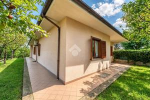 VILLA A SCHIERA D'ANGOLO A VALENTANO