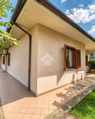 VILLA A SCHIERA D'ANGOLO A VALENTANO
