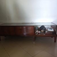 Arredamento: letto, comodini e comò basso