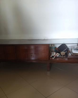 Arredamento: letto, comodini e comò basso