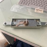 Serratura per serrande avilgibili