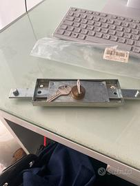 Serratura per serrande avilgibili