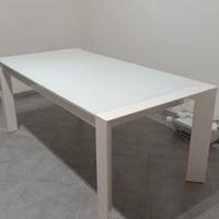 TAVOLO TENUTO BENISSIMO, PICCOLO SEGNO SU UNA GAMB