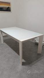 TAVOLO TENUTO BENISSIMO, PICCOLO SEGNO SU UNA GAMB