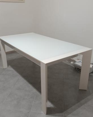 TAVOLO TENUTO BENISSIMO, PICCOLO SEGNO SU UNA GAMB