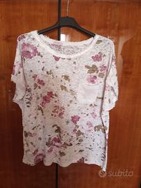 T-shirt con trasparenze in bianco con fiori e pail