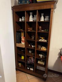 Mobile restaurato in legno a scaffali