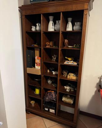 Mobile restaurato in legno a scaffali
