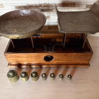 Bilancia antica a due piatti con pesi originali